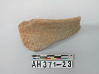 藏品(灰褐色粗砂陶口緣殘件)的圖片